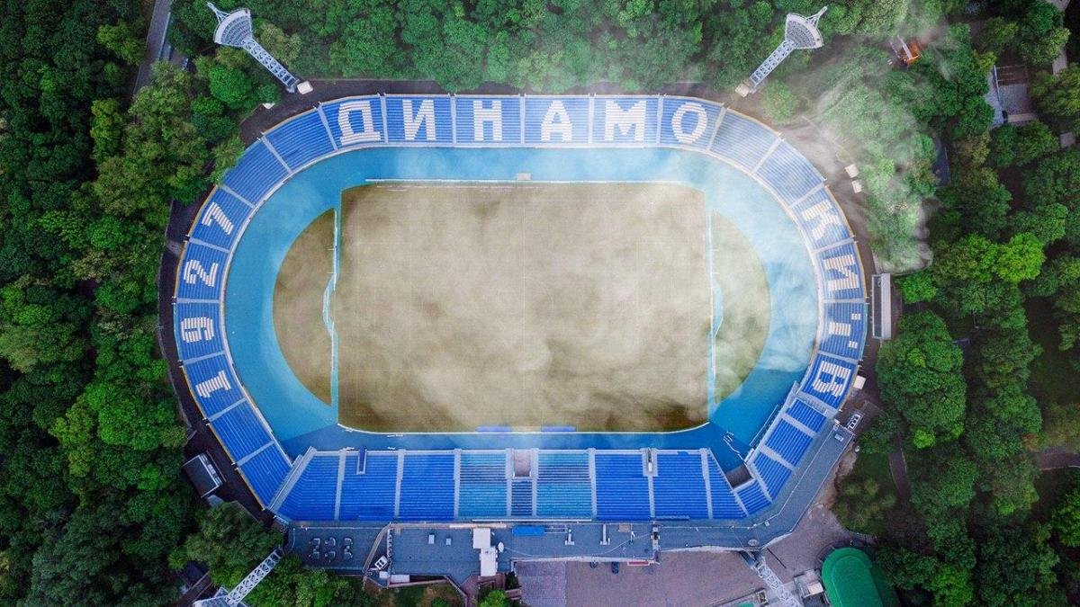В Киеве на стадионе "Динамо" подожгли траву: что произошло