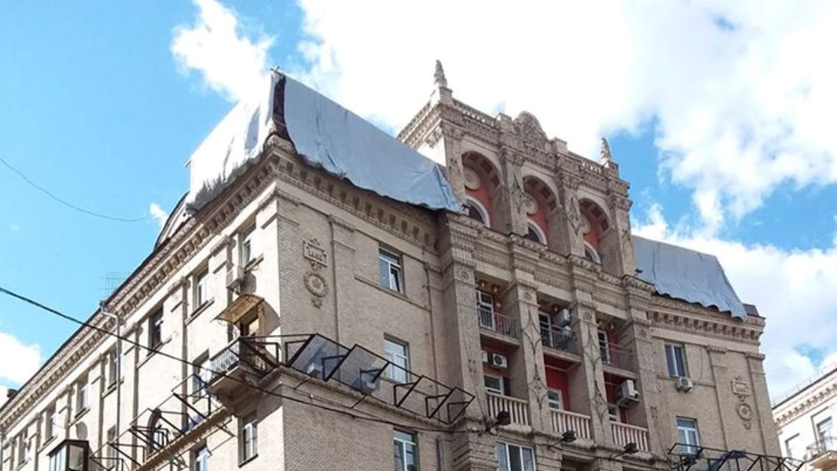 В Киеве владелец квартиры на Майдане Независимости за свой счет восстанавливает крышу дома и ремонтирует подъезды