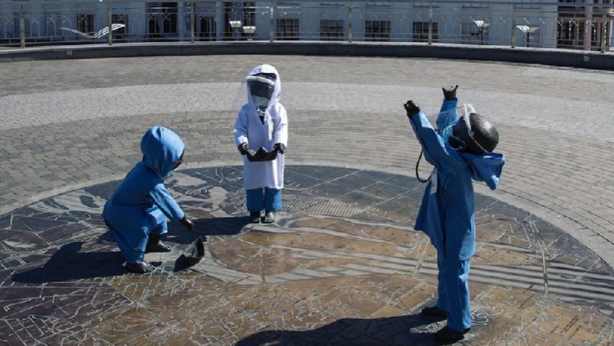 Малышей-основателей Киева на Потовой площади одели в костюмы спецзащиты
