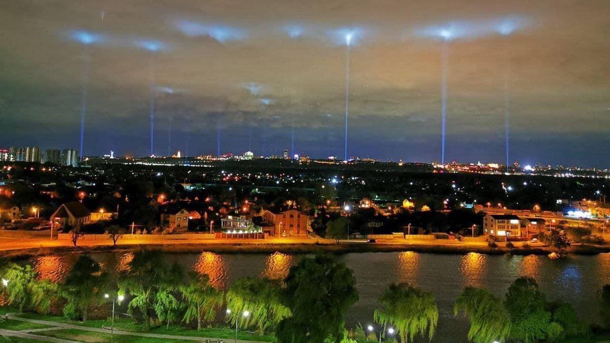 В небе над Киевом появились лучи света: что происходит