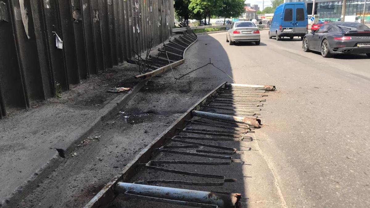 В Киеве с путепровода на дорогу упал забор: движение транспорта ограничили