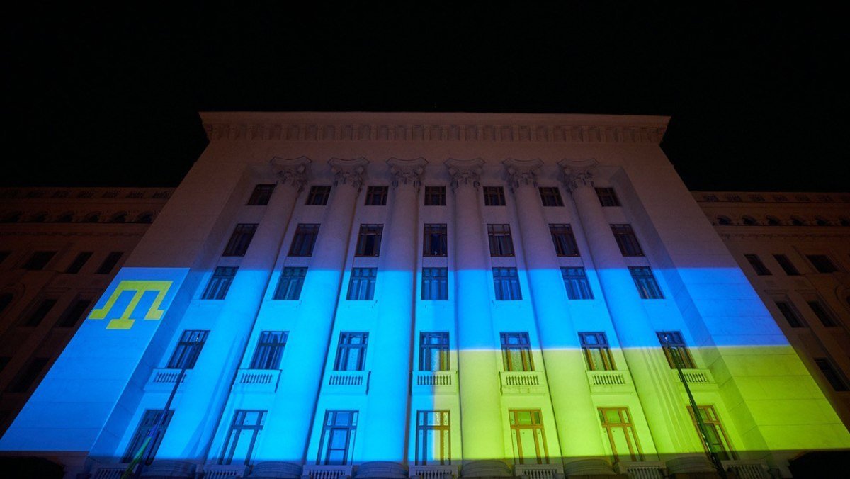 В Киеве Офис Президента подсветили цветами крымскотатарского флага