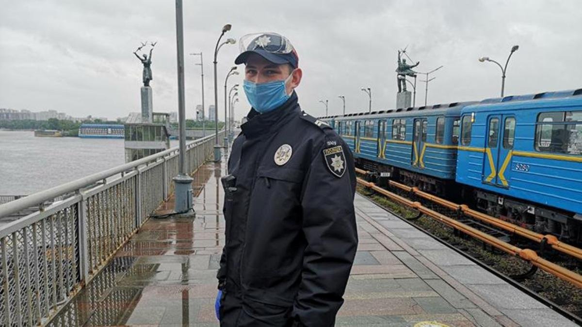 В Киеве мужчина пытался покончить жизнь самоубийством, спрыгнув с моста Метро
