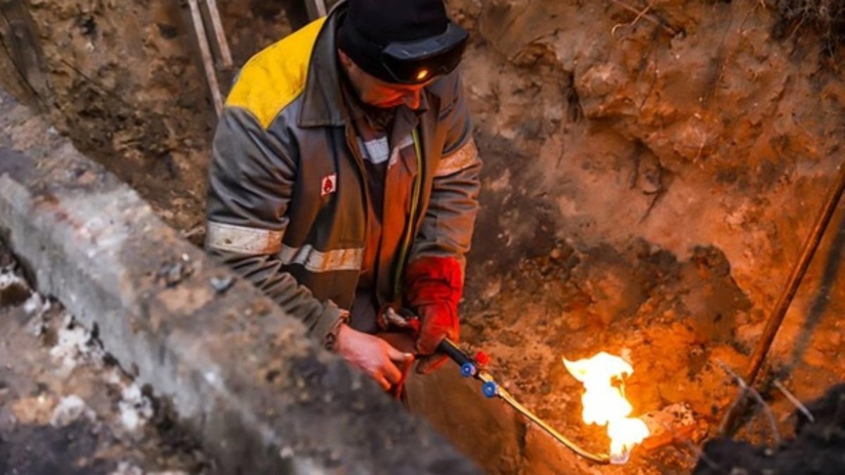 В Киеве коммунальщики нашли тело мужчины в яме, которую вырыли для ликвидации аварии теплосети