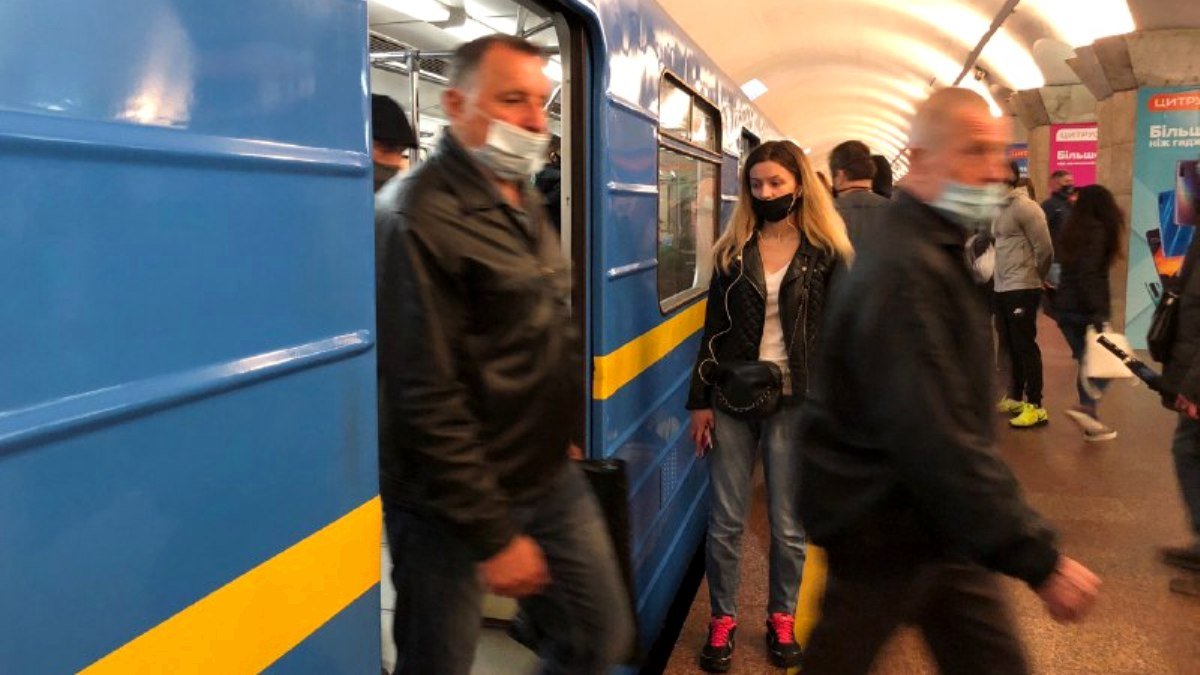 Количество пассажиров в метро Киева каждый день увеличивается на 100 000 человек
