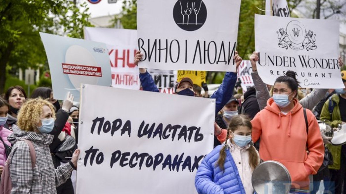 В Киеве под Кабмином предприниматели гремят посудой и требуют открыть рестораны