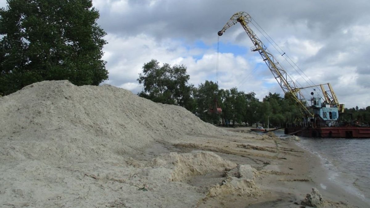 В Киеве на пляжи завозят новый песок: где можно построить белые замки