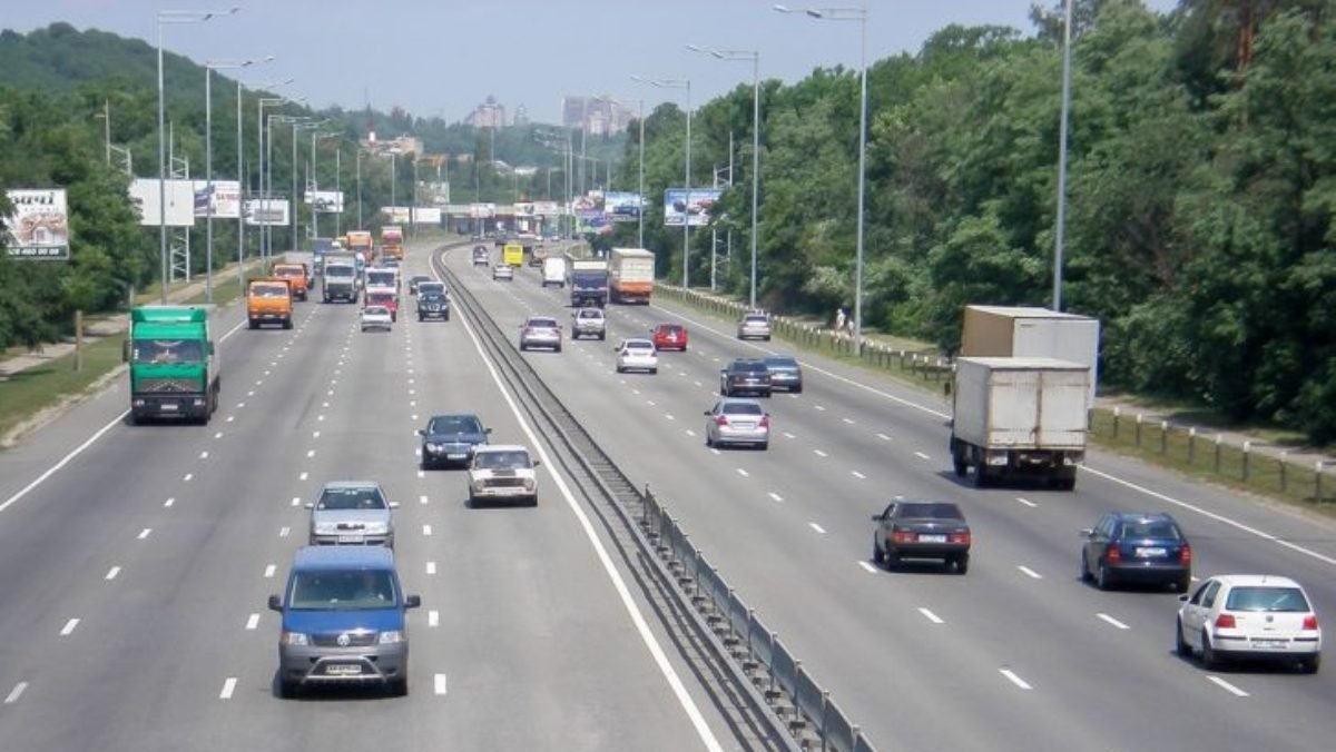 В Киеве на Столичном шоссе ограничили движение: меняют трубопровод