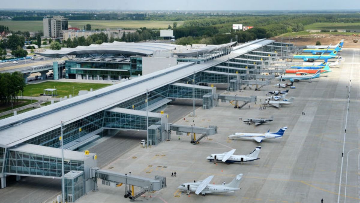 В Украине восстановили авиасообщение: на въезде в аэропорт "Борисполь" установили КПП и дежурит полиция