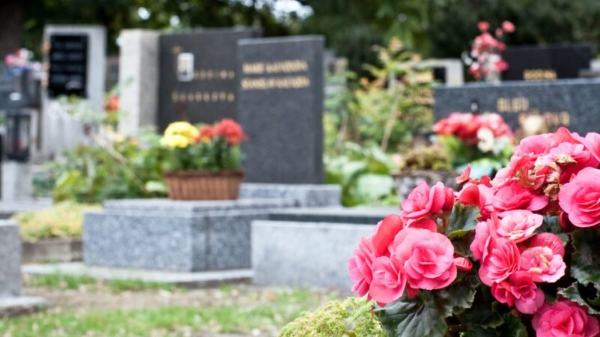 В Киеве на поминальные дни будут работать дополнительные маршруты к кладбищам