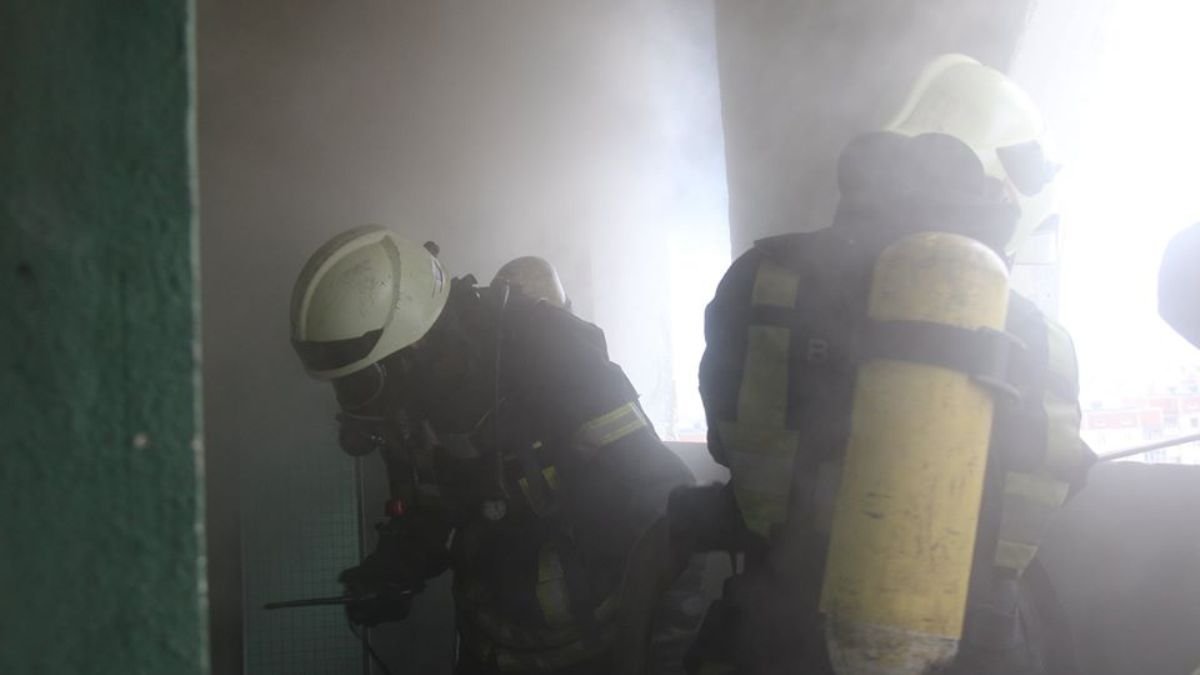 В Киеве из пожара в квартире спасли человека