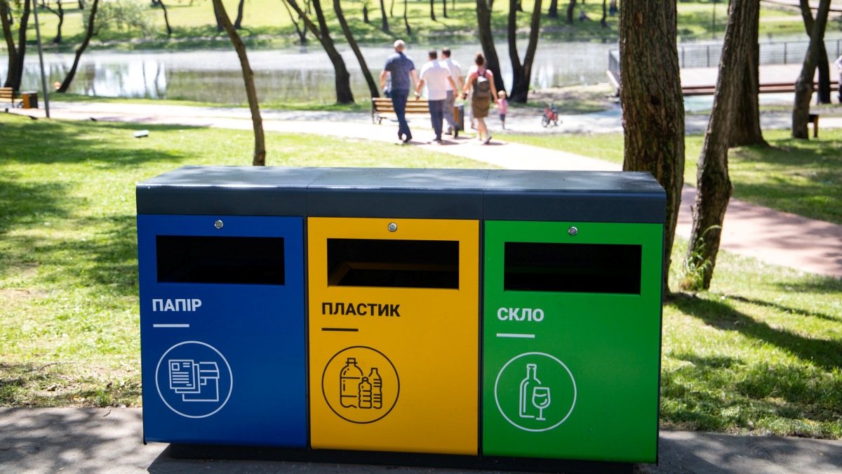 В парках Киева появились первые контейнеры для сортировки мусора