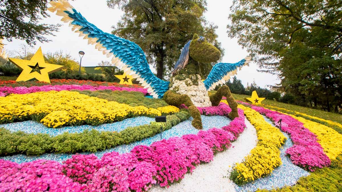 В Киеве на Певческом поле открывается новая цветочная выставка: что можно увидеть и сфотографировать