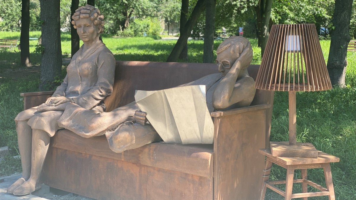 Гарик Корогодский в Киеве поставил памятник своим родителям
