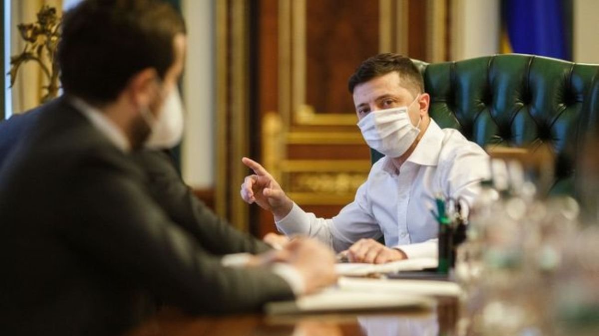 Президент Зеленский перешел в особый режим работы из-за коронавируса у его жены: что это значит