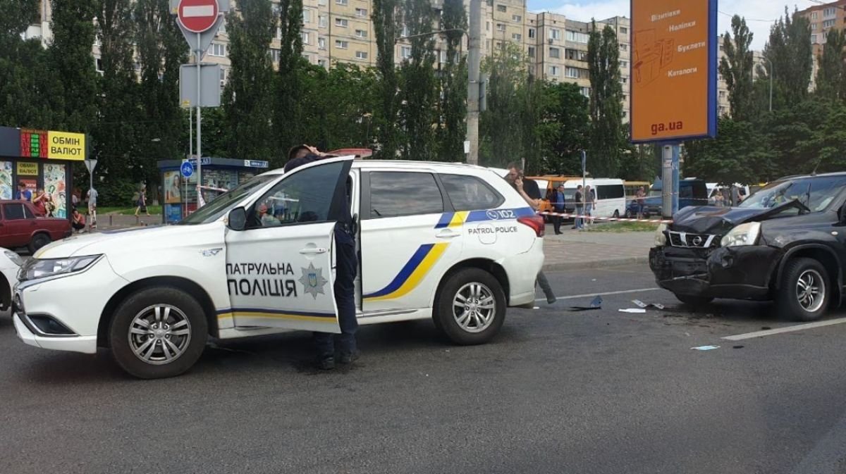 В Киеве во время оформления ДТП случилась вторая авария: патрульную зажало между автомобилями