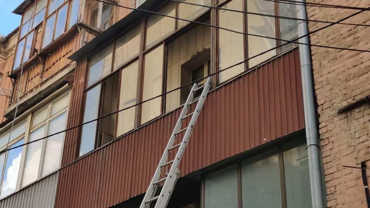 В Киеве голый мужчина мешал пожарным и выпрыгнул с балкона, пока в его квартире была мертвая женщина: видео 18+