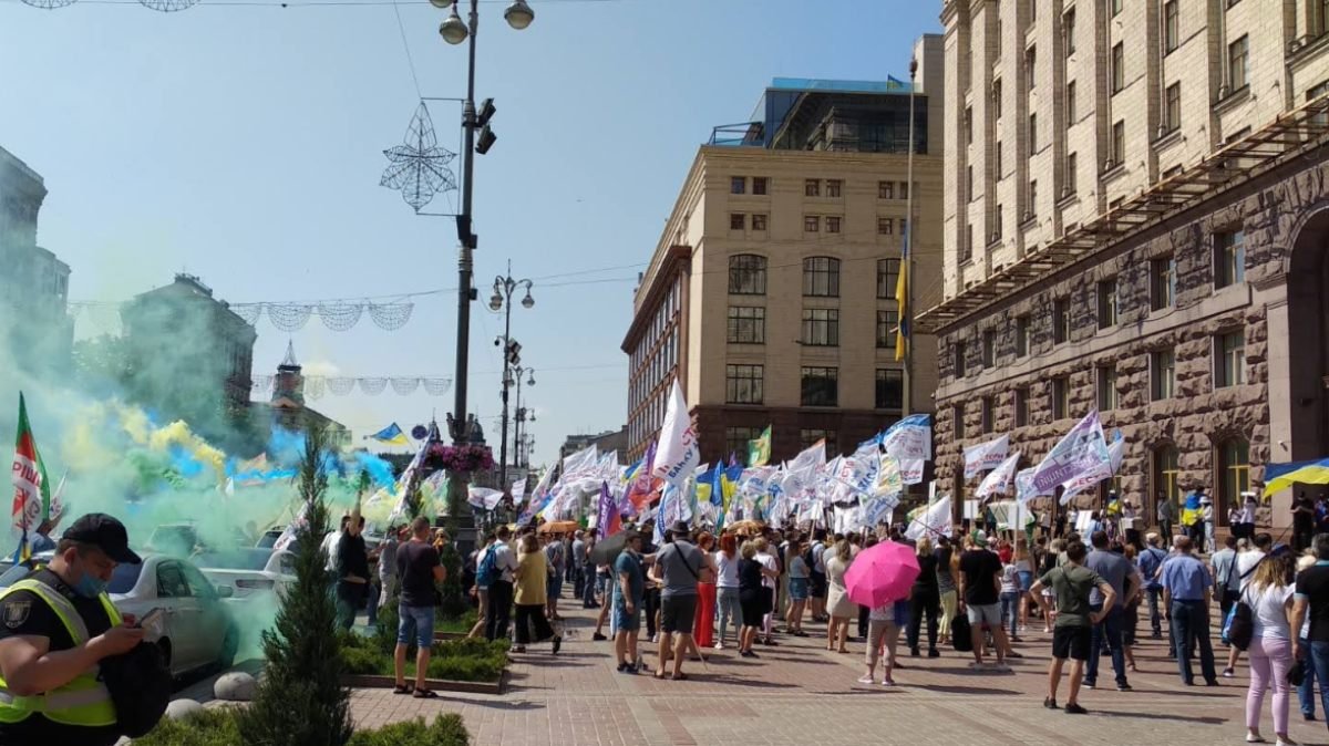 По Киеву маршем прошли обманутые вкладчики и разбили палаточный городок под мэрией на Крещатике