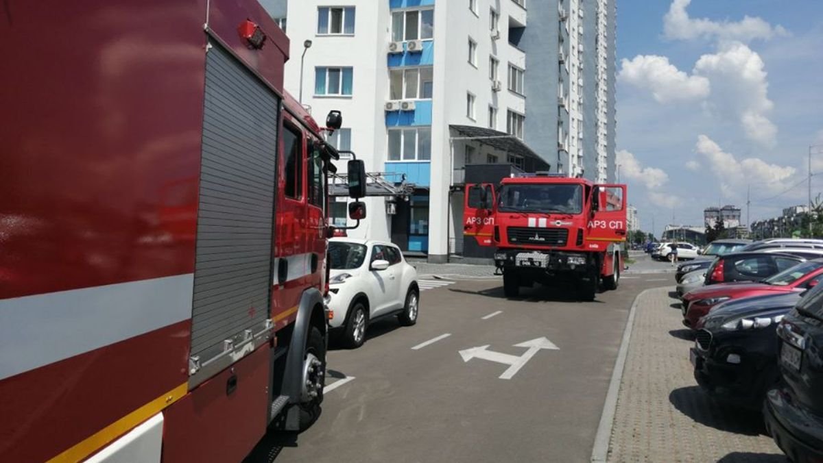 В Киеве в многоэтажке на Оболони сгорела квартира