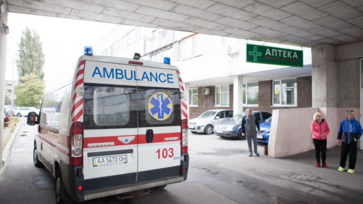 В Киеве из окна больницы выпал нетрезвый пациент