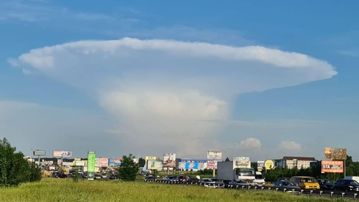 Что за облако в форме ядерного гриба появилось в небе над Киевом
