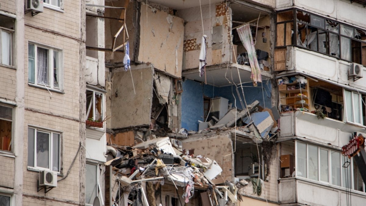 Взрыв в квартире на Позняках: как выглядит разрушенный дом снаружи и изнутри