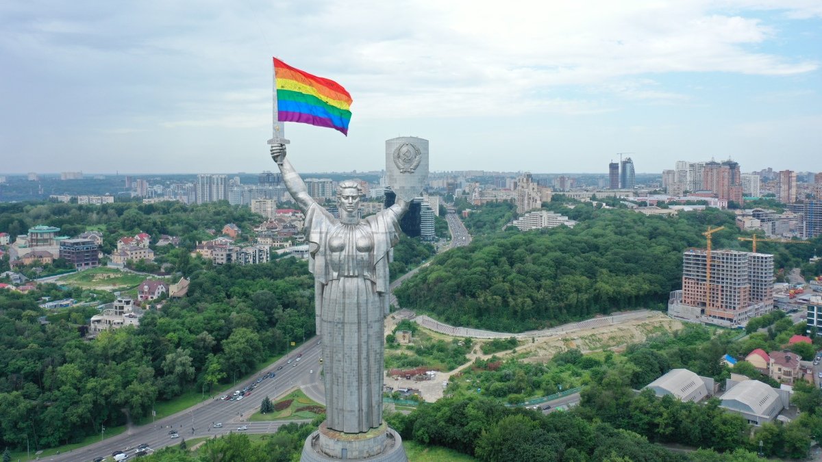 "Мама может принять": почему Родину-Мать в Киеве "украсили" радужным флагом ЛГБТ