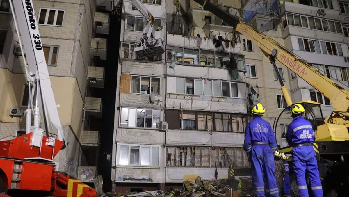 Спасатели нашли тело пятого человека под завалами дома на Позняках в Киеве