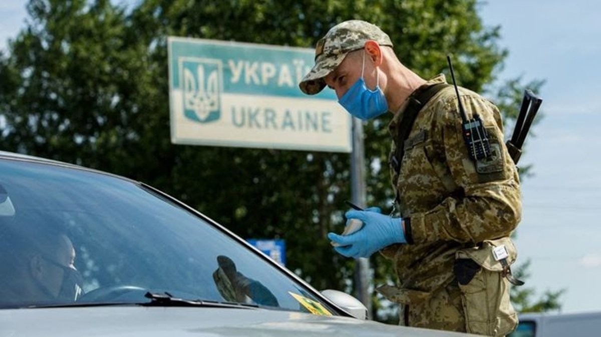 Тем, кто проезжает Украину транзитом, разрешили не соблюдать обсервацию