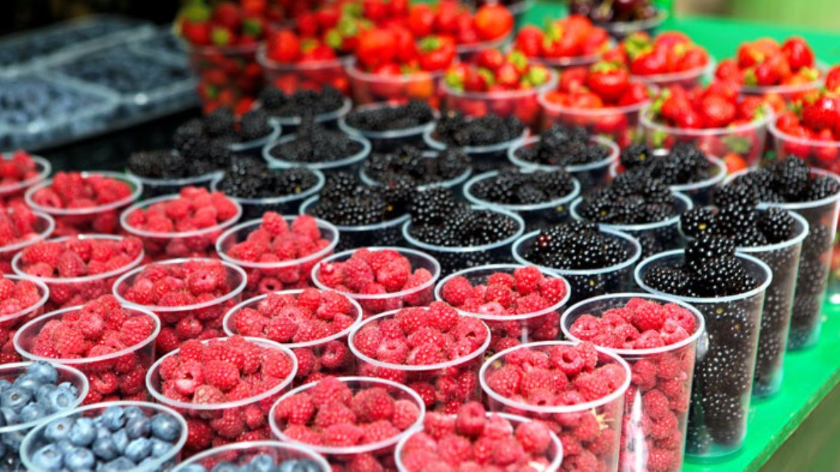 Где в Киеве купить свежие ягоды и овощи возле дома: адреса