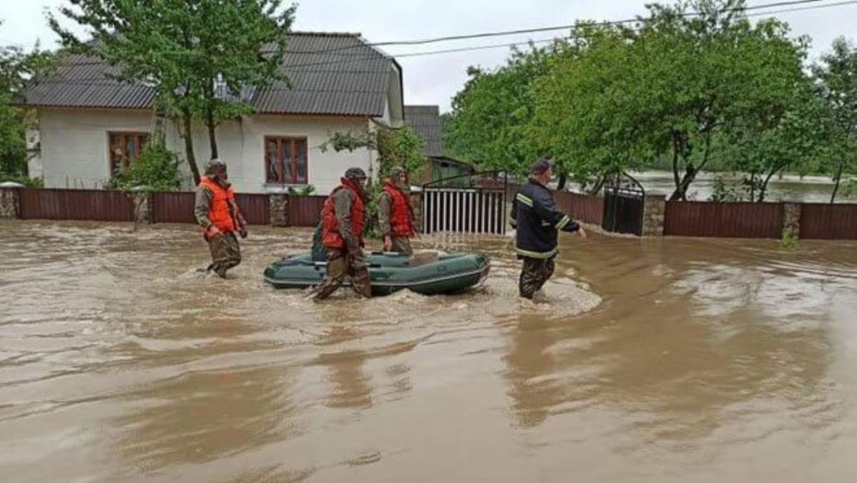 Потоп в Прикарпатье превысил масштабы стихийного бедствия в 2008: Киев готов отправить своих спасателей на помощь