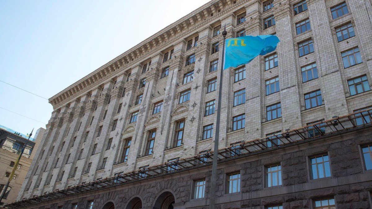 В Киеве возле мэрии подняли крымскотатарский флаг
