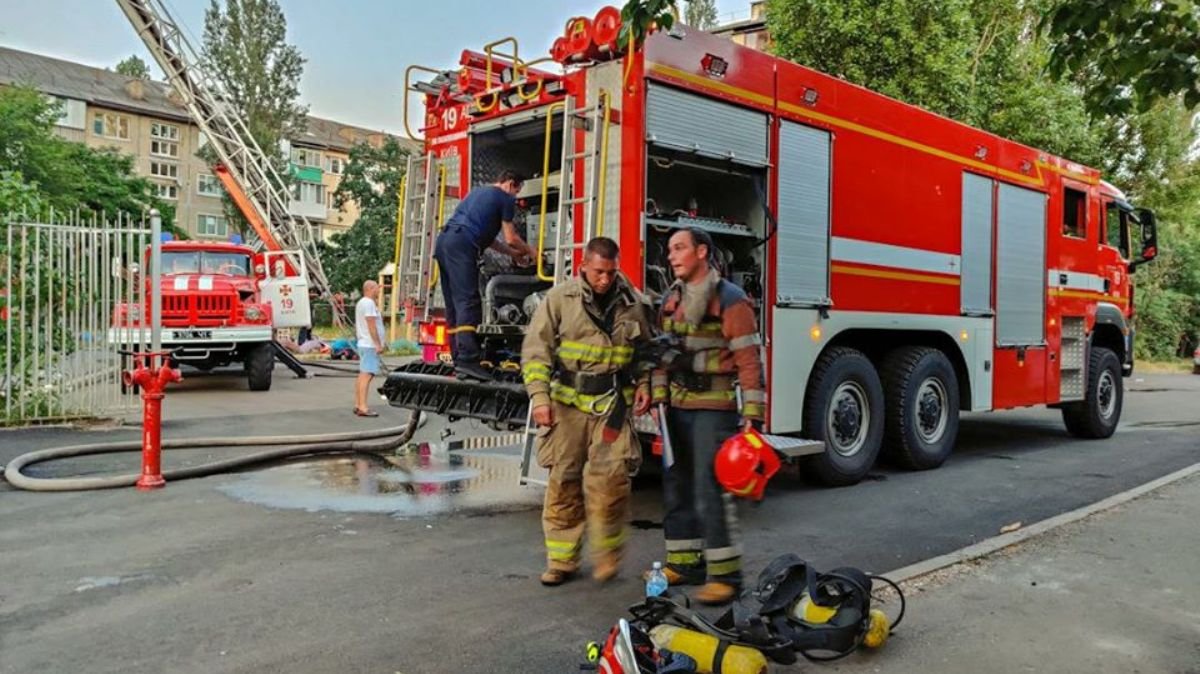 В Киеве загорелась квартира в многоэтажке: внутри была женщина