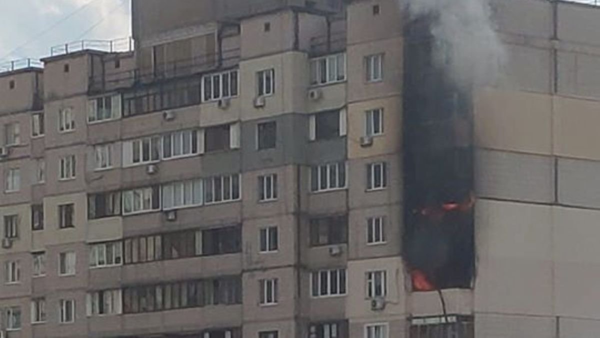 В Киеве на Крушельницкой рядом с взорвавшимся домом горят квартиры