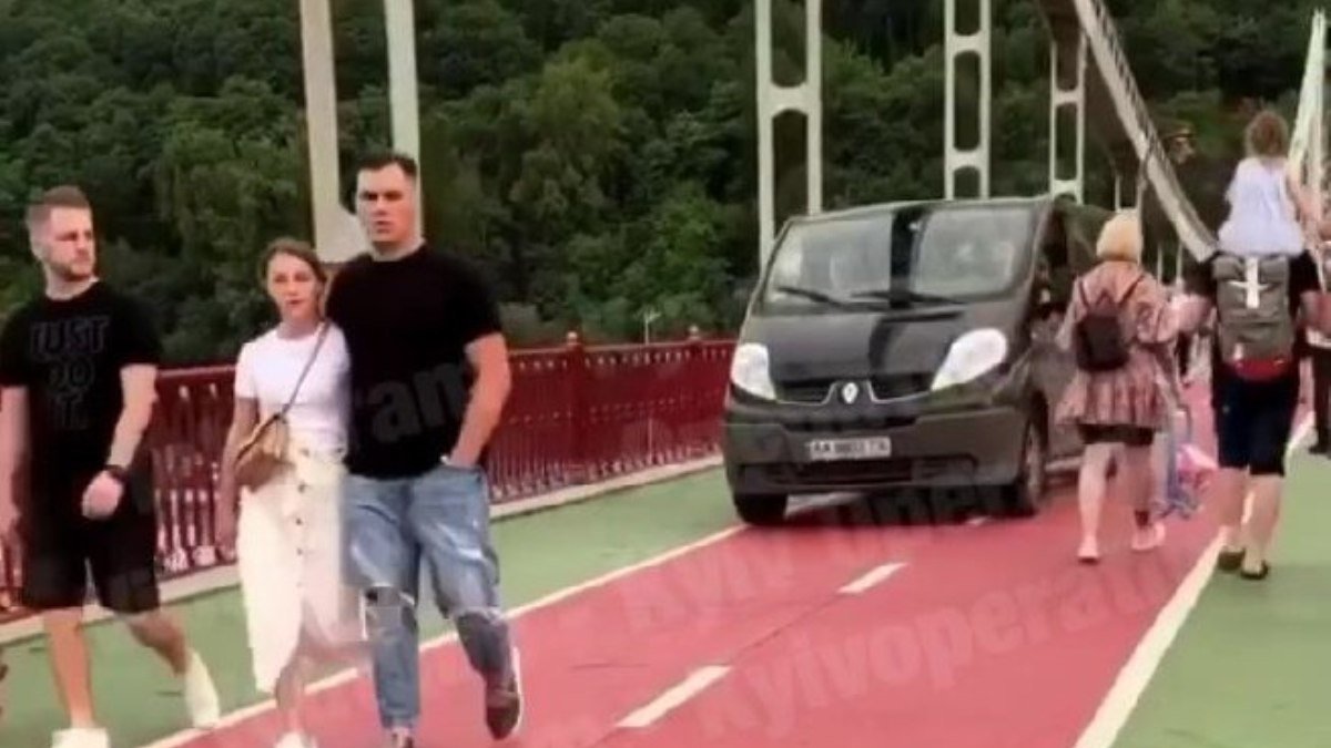 В Киеве мужчина на Renault проехал по Пешеходному мосту: полиция нашла нарушителя