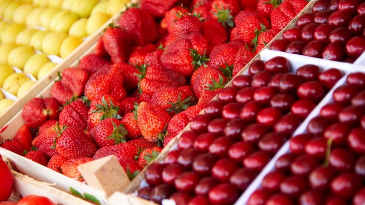 Где в Киеве купить сладкую клубнику и сочную черешню: адреса ярмарок