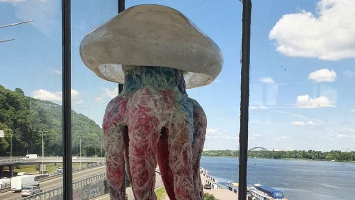 В Киеве на станции метро "Днепр" появилась гигантская медуза