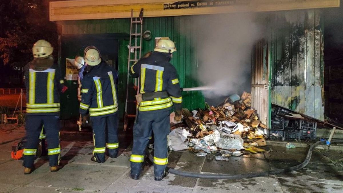 В Киеве на Позняках в торговом контейнере сгорела женщина