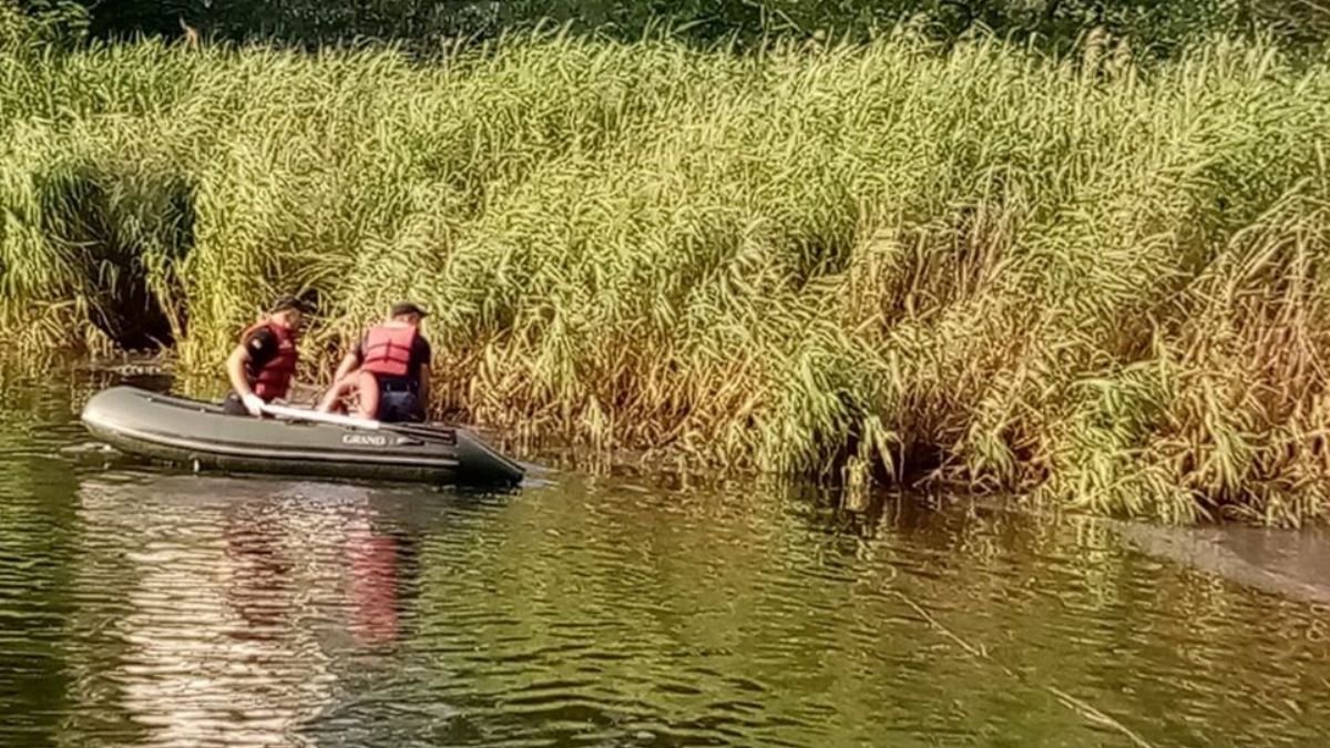 В Киеве из озера спасли мужчину, который повредил спину