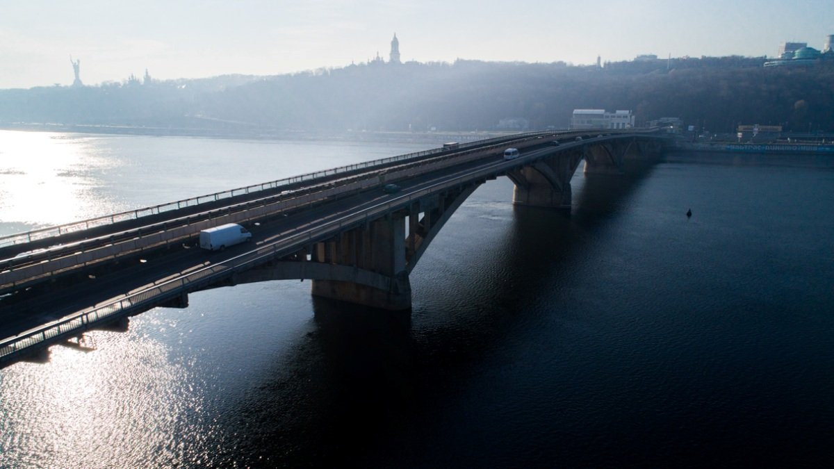 В Киеве люди перекрыли мост Метро