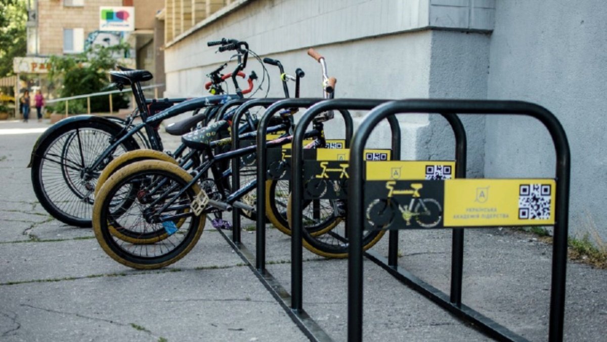 В Киеве до 1 сентября установят велопарковки возле школ и учреждений культуры