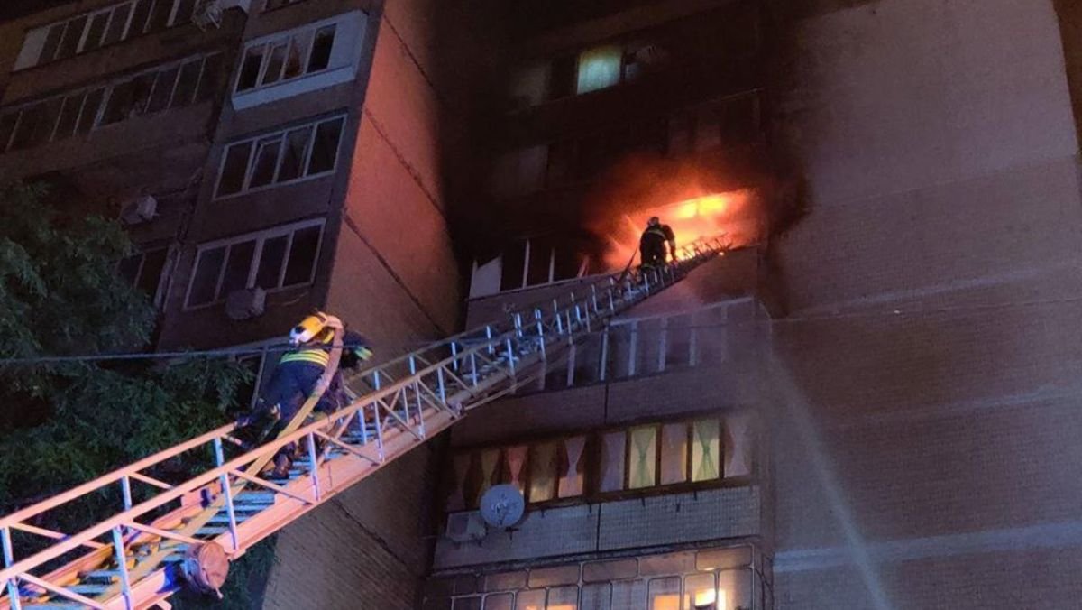 В Киеве на Троещине горела многоэтажка: из дома эвакуировали 15 человек
