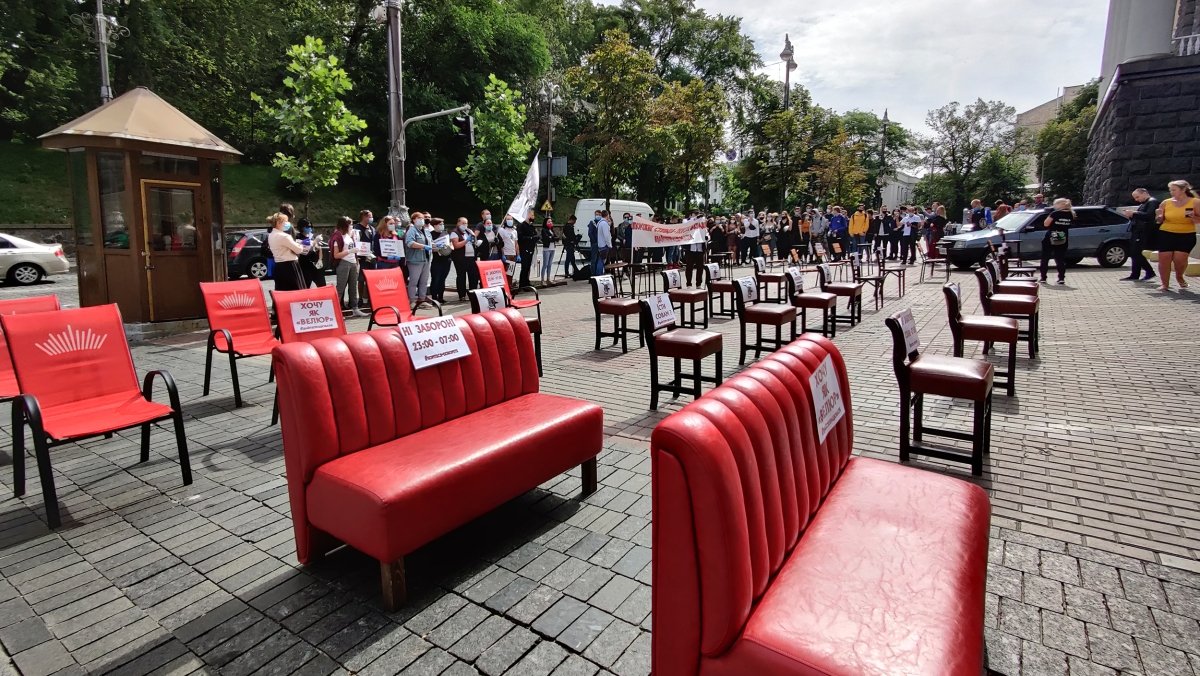 В Киеве под Кабмином владельцы баров и ресторанов расставили диваны и стулья