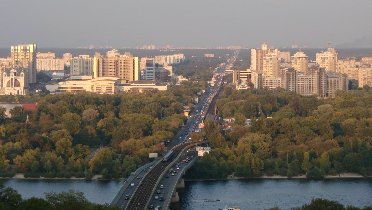 В Киеве ограничили проезд по Броварскому проспекту