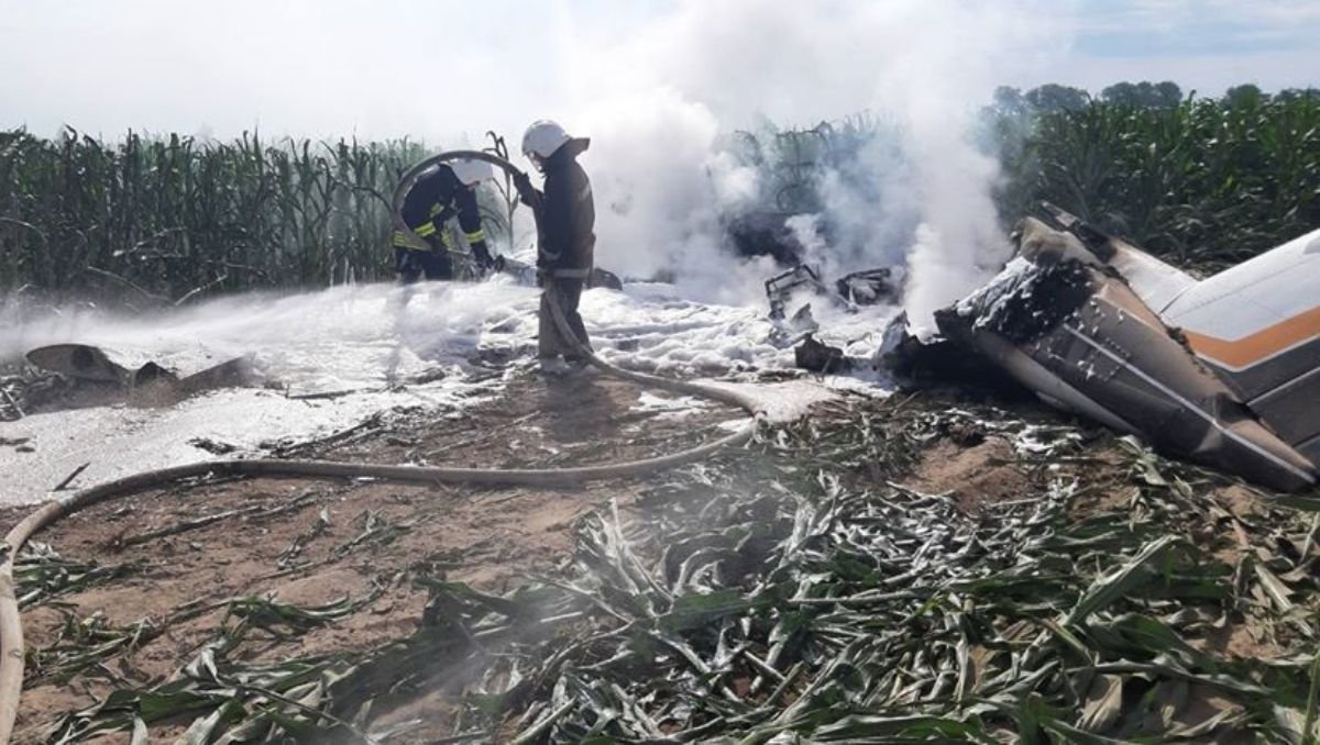 Под Киевом упал и загорелся самолет
