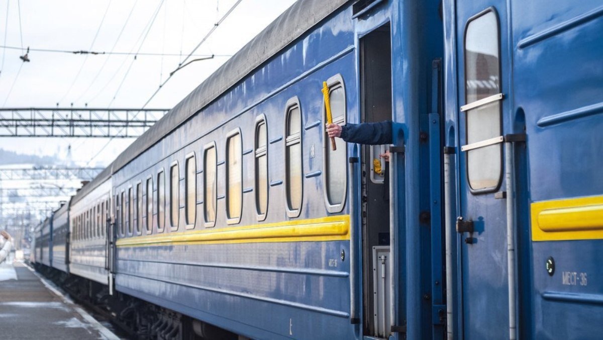 "Укрзалізниця" начала продавать 100% мест в поездах, следующих в Киев и обратно