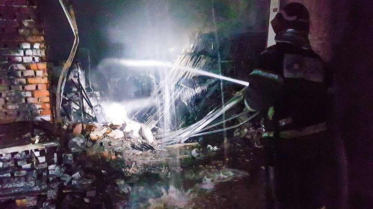 В Киеве после взрыва загорелся гаражный кооператив