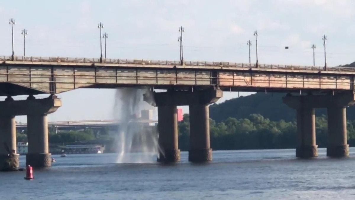 В Киеве на мосту Патона 28 раз устраняли прорывы в теплосети