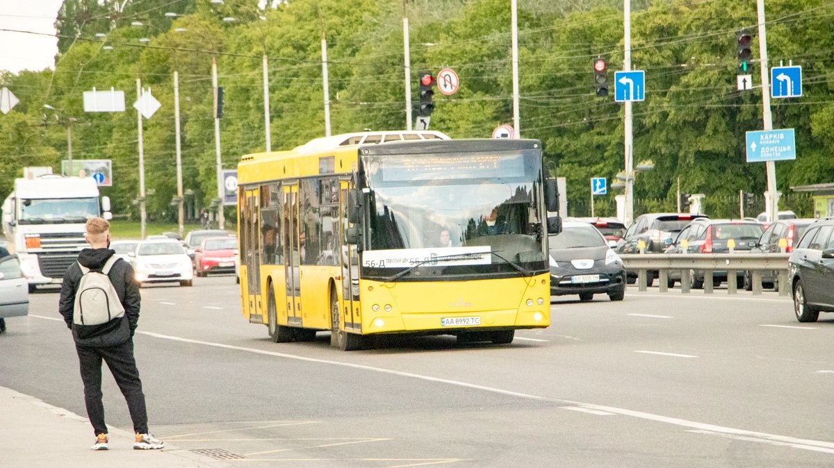 В Киеве из-за прорыва коллектора на Виноградаре изменили маршрут автобуса