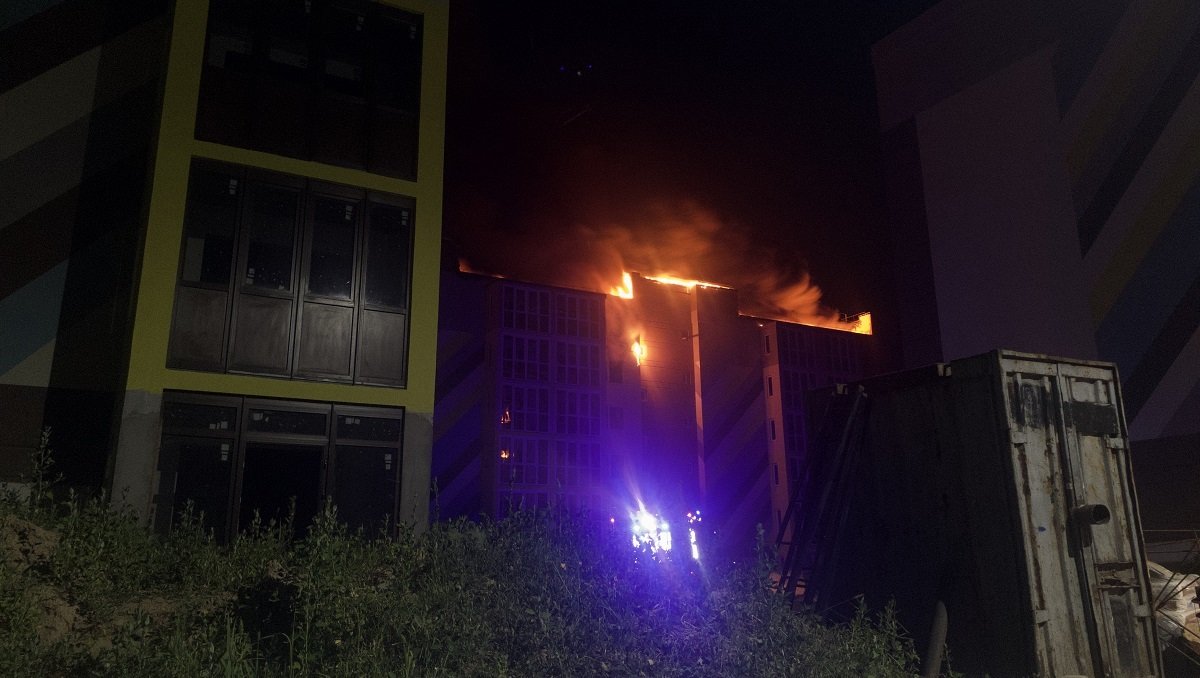 В Киеве на улице Стеценко горит жилой комплекс: фото и видео с места происшествия